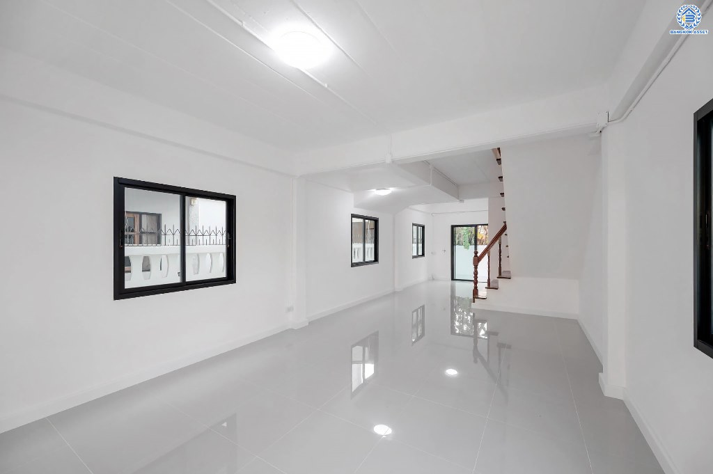 บ้านมือสองตกแต่งใหม่ พระปิ่น2 บรมราชชนนี เนื้อที่ 36.30 ตร.ว. ฟังก์ชัน 2 ห้องนอน 2 ห้องน้ำ เข้า-ออกได้สองเสั้นทาง โครงการติดถนนบรมราชชนนี เชื่อมต่อถนนศาลาธรรมสพน์ ใกล้ทางคู่ขนานลอยฟ้าบรมราชชนนี ใกล้จุดขึ้นทางด่วน "ศรีรัช" และห้างสรรพสินค้าเซ็นทรัลปิ่นเกล้า...